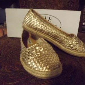 STEVE MADDEN FLATS SZ 7 GOLD